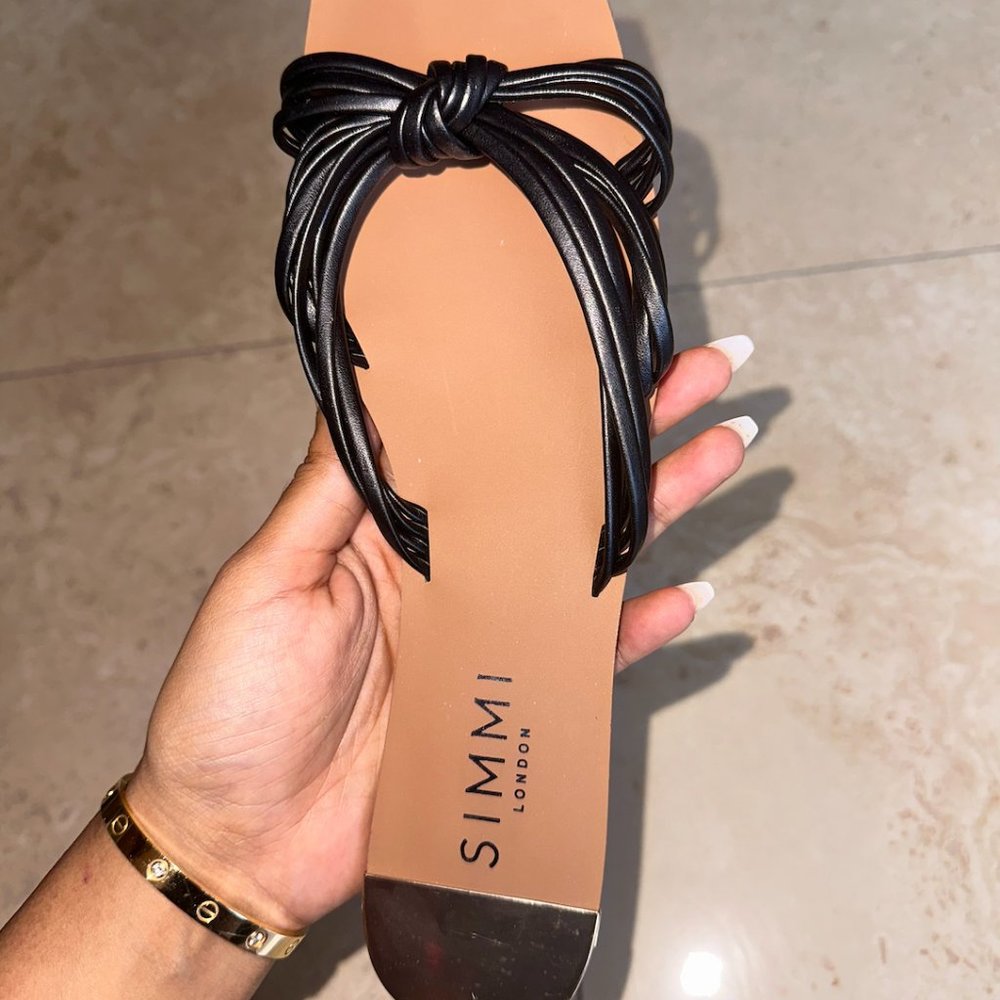 SIMMI SHOES - DULCE BLACK KNOT STRAP FLAT SANDALS - Picture 2 of 5
